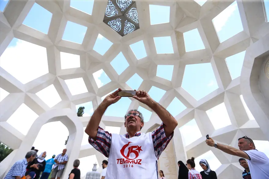 "Şehitler Makamı"na yoğun ilgi 11 "Şehitler Makamı"na yoğun ilgi 11