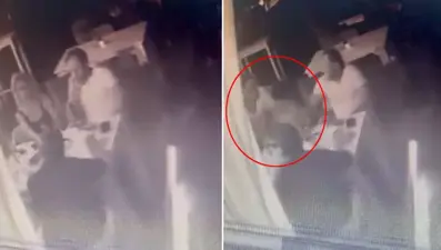 Şoke eden olay: Arkasından yaklaştığı kadının başını masaya vurdu