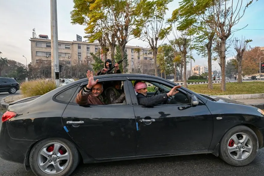 Esad rejiminin sonu: Şam'da halk sokaklara döküldü 6 Esad rejiminin sonu: Şam'da halk sokaklara döküldü 6