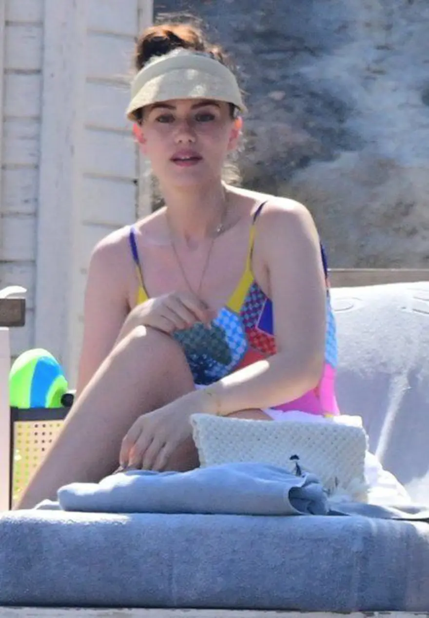 Burak Özçivit ve Fahriye Evcen oğulları Karan ile tatilde 3