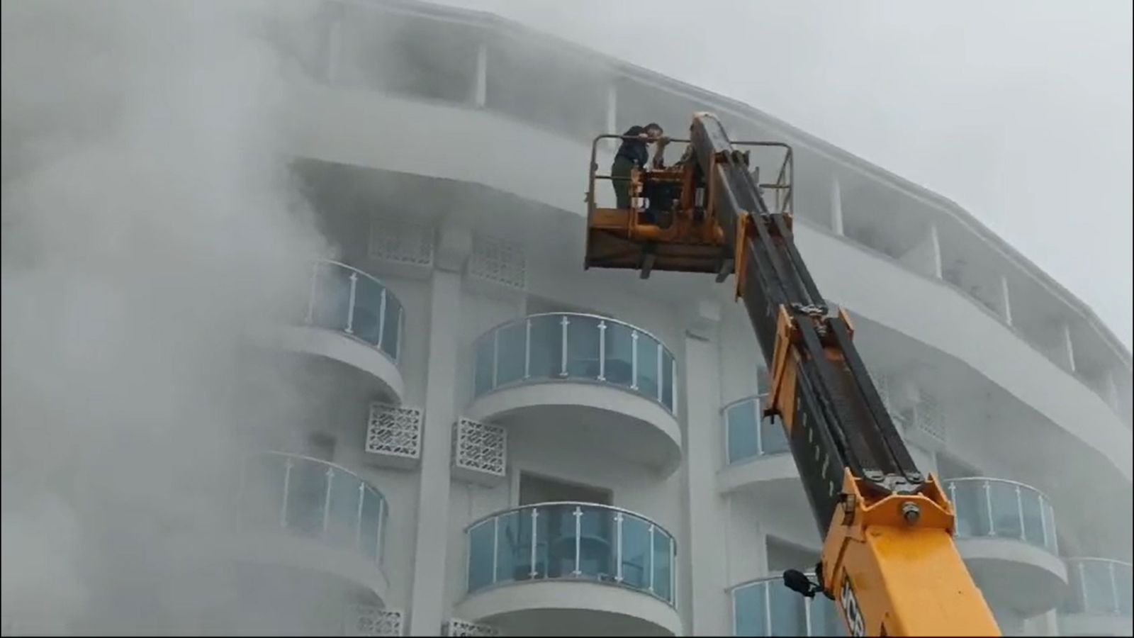 Akçakoca’da otelde yangın: Dumandan etkilenen 10 kişihastaneye kaldırıldı
