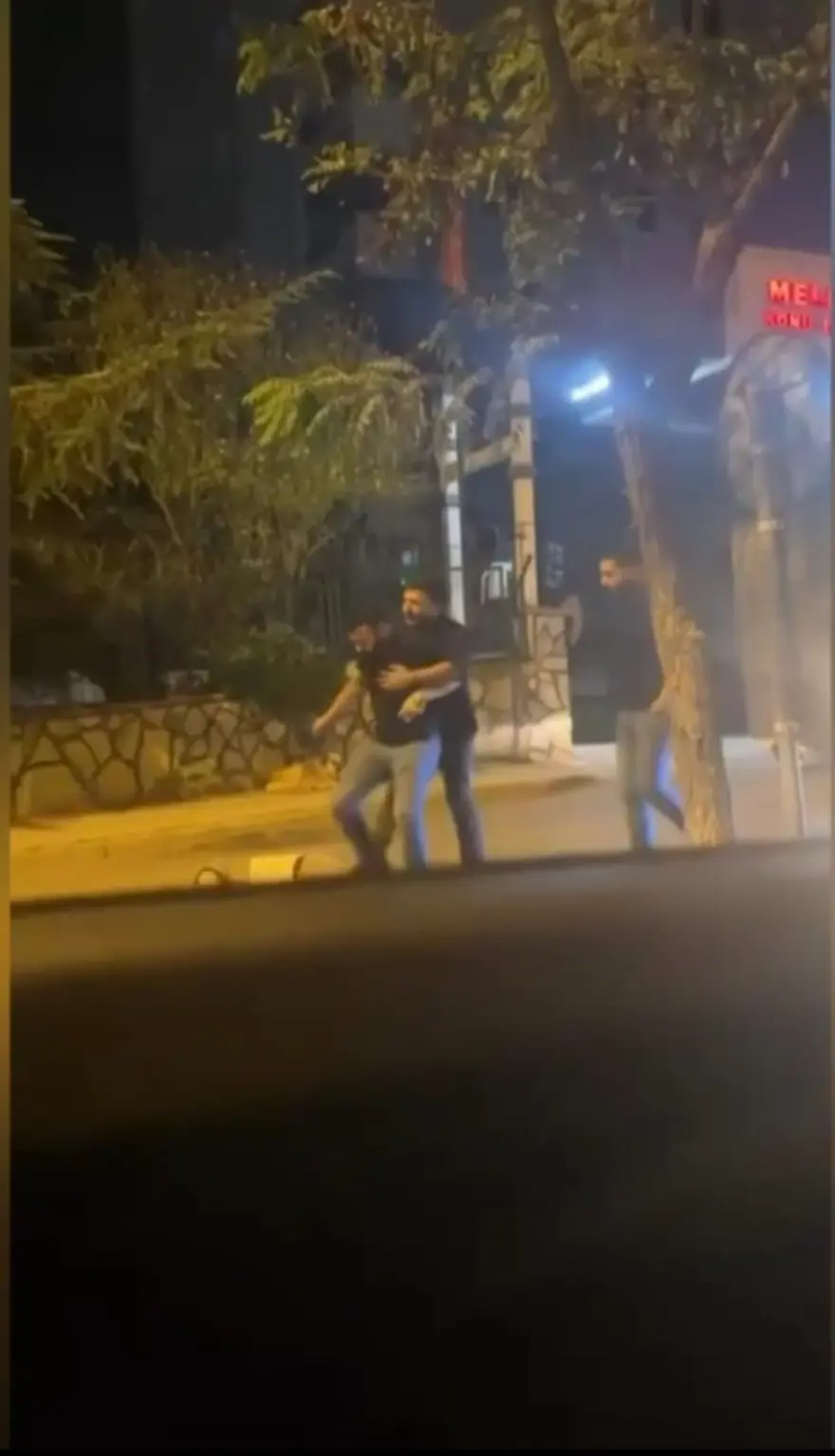 İstanbul'da tekmeli yumruklu sinyal verme kavgası 3