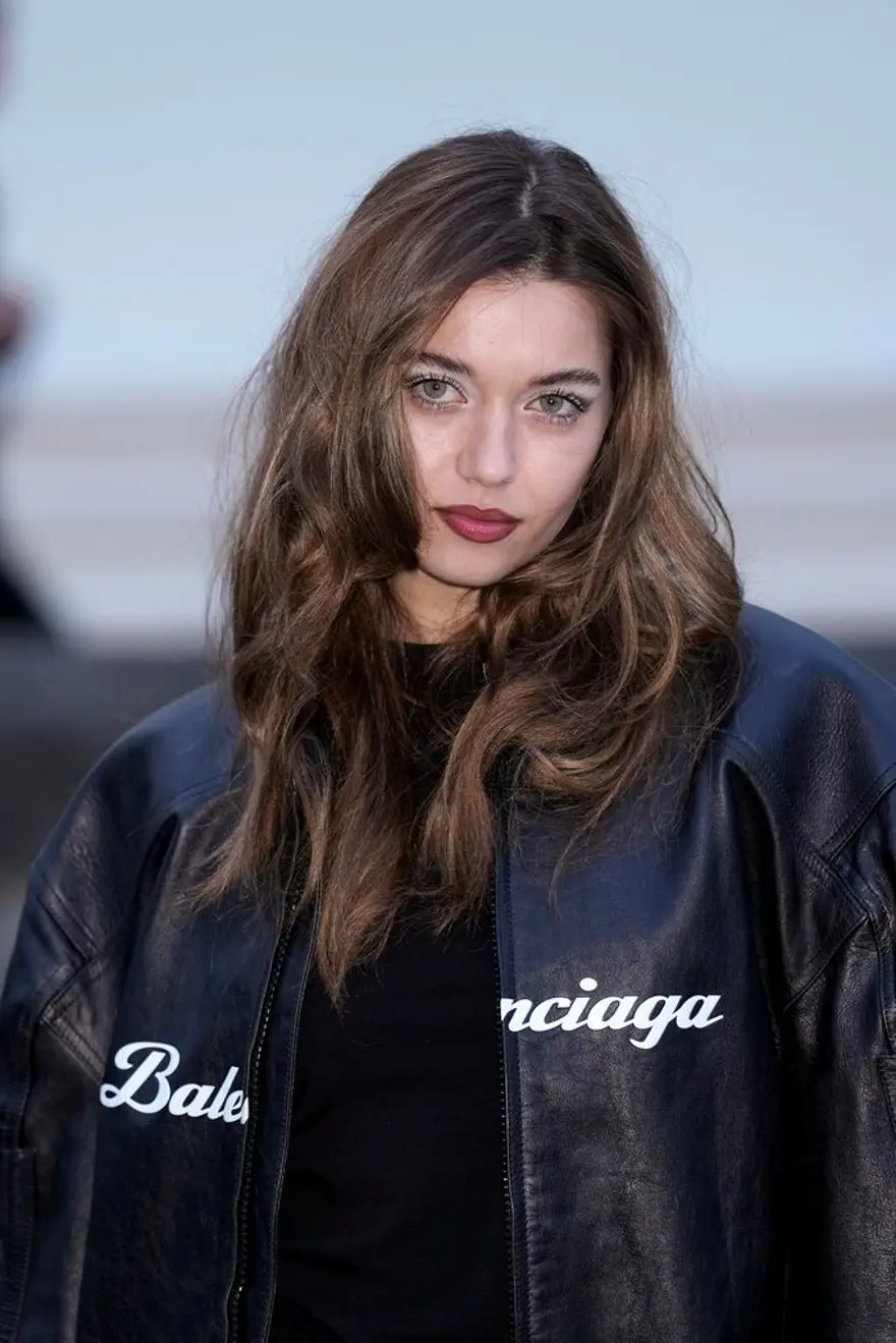 Afra Saraçoğlu Paris Moda Haftası'nda! Simsiyah görünümüyle göz kamaştırdı 