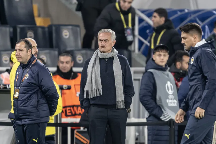 Fenerbahçe Avrupa'da Athletic Bilbao'ya mağlup oldu: Mert Müldür'e kırmızı kart 12 Fenerbahçe Avrupa'da Athletic Bilbao'ya mağlup oldu: Mert Müldür'e kırmızı kart 12