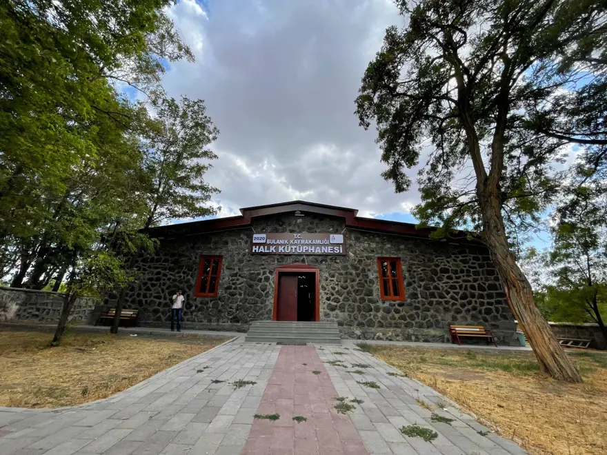 49 yıl cezaevi olarak kullanılan taş bina kütüphaneye dönüştü 6