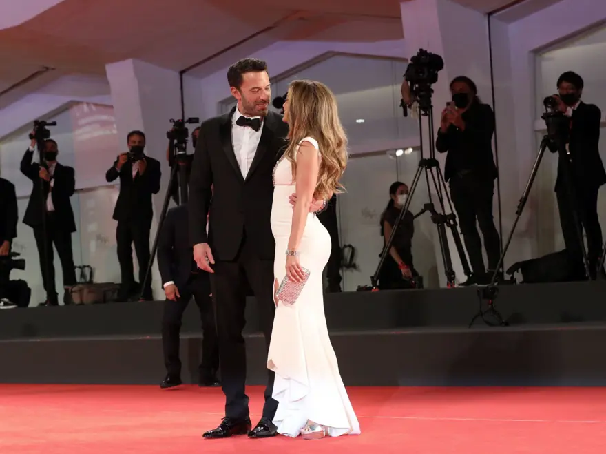 Jennifer Lopez ile Ben Affleck Venedik Film Festivali'nin kırmızı halısında 6