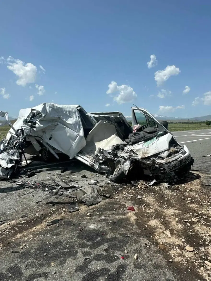 TIR'a çarptı, hurda yığınına döndü: Sürücü ağır yaralı 3 TIR'a çarptı, hurda yığınına döndü: Sürücü ağır yaralı 3