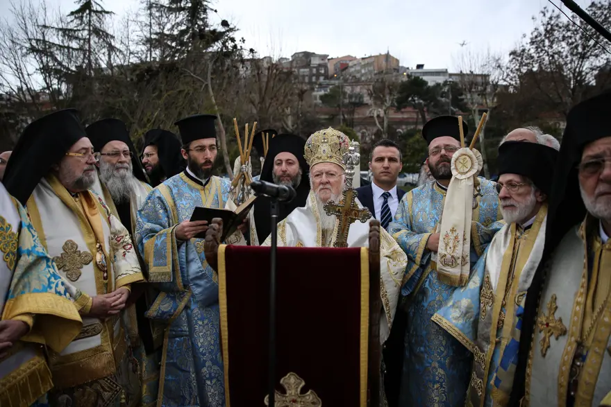 Buz gibi suda haç çıkarma töreni Buz gibi suda haç çıkarma töreni