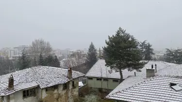 Çankırı'da yağmur kara döndü, kent beyaza büründü