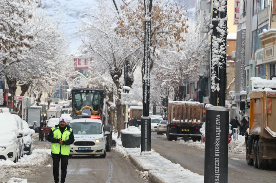 Van'da yoğun kar yağışı: 131 yerleşim yerine ulaşım sağlanamıyor 7