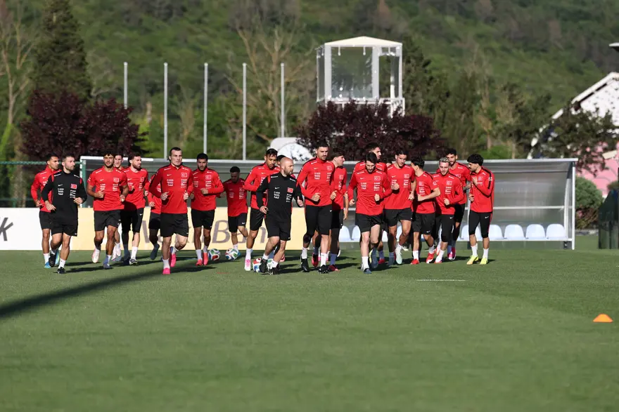 Fenerbahçeli futbolcu milli takım kampında imaj değiştirdi. Yeni saç rengini görenler bir daha baktı 2