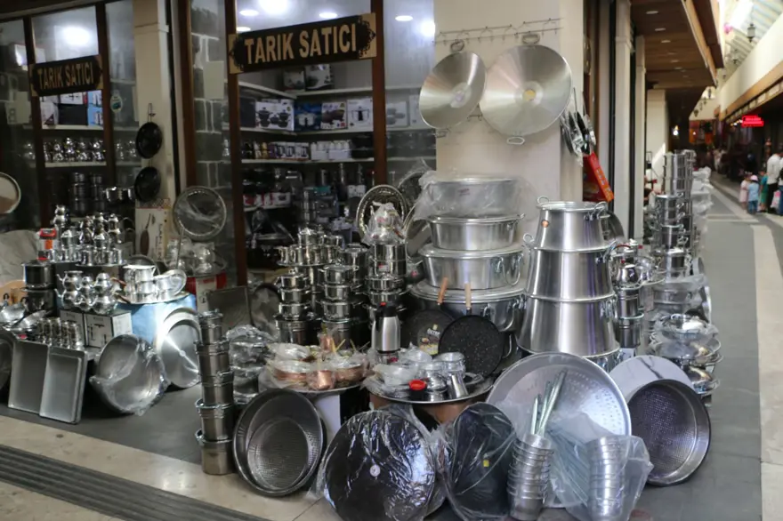 Tabak, tava, tencere; Hepsi kiloyla satılıyor Tabak, tava, tencere; Hepsi kiloyla satılıyor