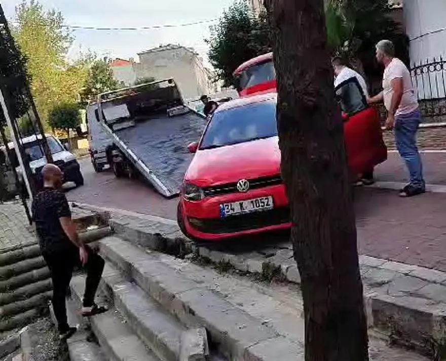 Avcılar'da manevra yaparken merdivenlerde asılı kaldı 2