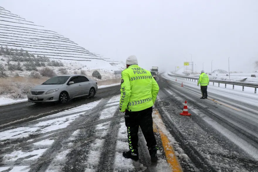 KAHRAMANMARAŞ-GÖKSUN YOLU KAR NEDENİYLE KAPANDI 9