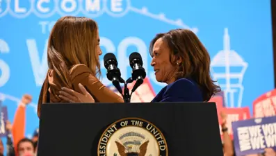 Jennifer Lopez Harris mitinginde: Latinlere oy çağrısında bulundu