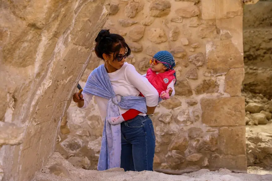 Arkeolog çiftin bebeği Sarya Hasankeyf kazı ekibinin neşe kaynağı oldu 6 Arkeolog çiftin bebeği Sarya Hasankeyf kazı ekibinin neşe kaynağı oldu 6