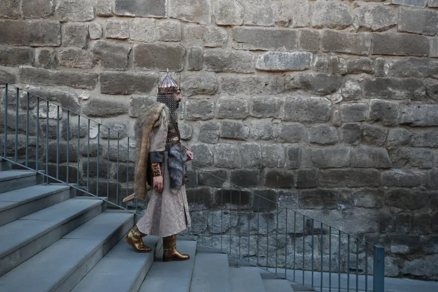 Giydiği kıyafeti çizme, yüzük, kılıç kınıyla tamamlıyor: 33 yaşındaki Gezer alp kıyafetliyle ilgi çekiyor 22