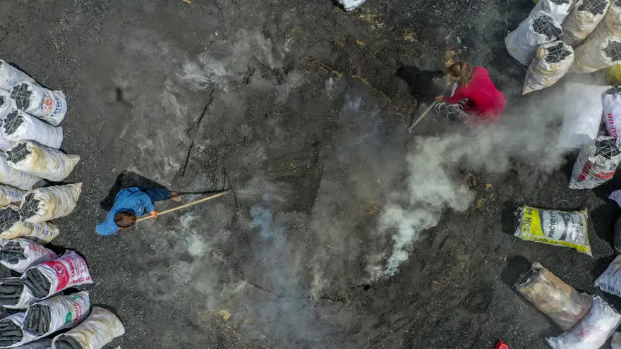 Ekmeklerini mangal kömüründen çıkarıyorlar 28