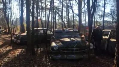 Amerika'da gördü, 4 katlı evinin zemin katını dönüştürdü: Otomobil tutkununun araç mezarlığı