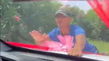 Gelin arabasının zor anları: Aracın üzerine yattı