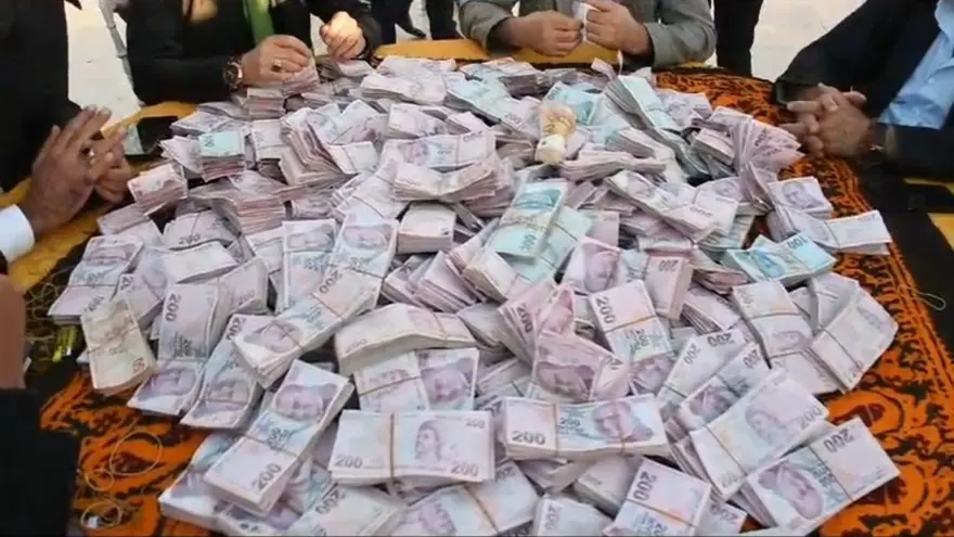 Düğünde takı töreni 5 saat sürdü: 4 kilo altın, 10 milyon TL para takıldı 3