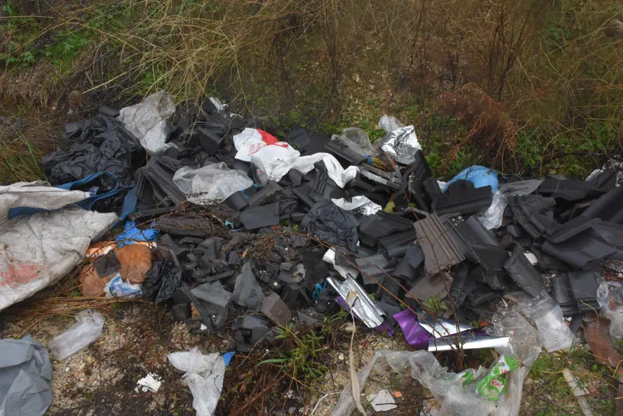 Kaçak moloz dökülen ormanlık alanda 'asbest' tehlikesi 8