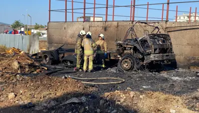 Ataşehir'de park halindeki araç yandı