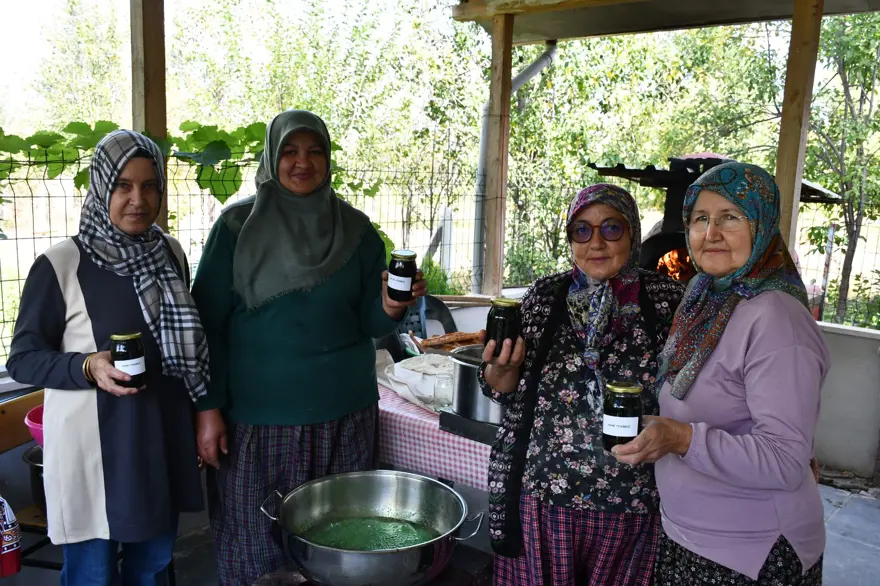 Taze naneden üretiliyor, 1 kaşığı nefes açıyor: Şişesi 200 lira 4