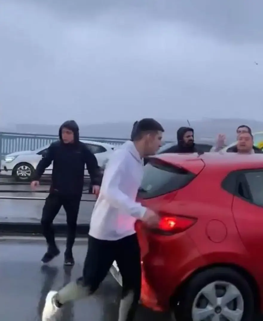 Fatih’te yol vermekavgası: Otomobili tekmelediler 4 Fatih’te yol vermekavgası: Otomobili tekmelediler 4