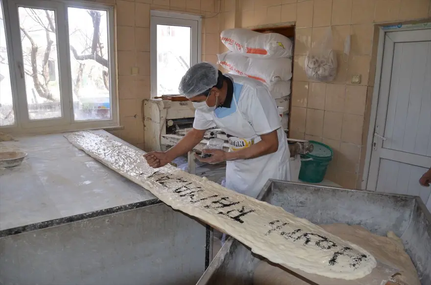 Manisa'da 4 metre uzunluğunda pide üretildi 5