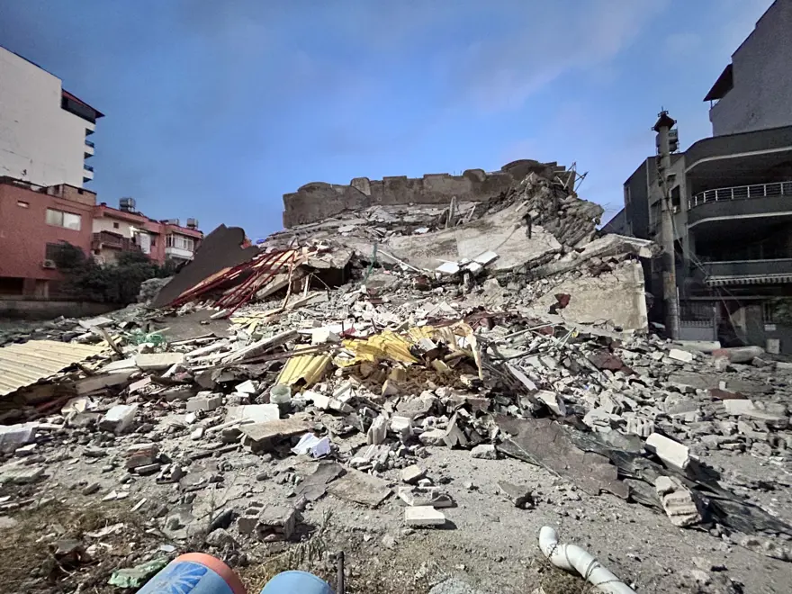 7 katlı bina korna sesiyle yerle bir oldu! Deprem oluyor sandılar 2
