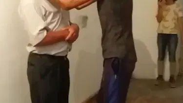 Eve çağırdıkları seyyar satıcıyı dövüp, görüntülerini kaydettiler