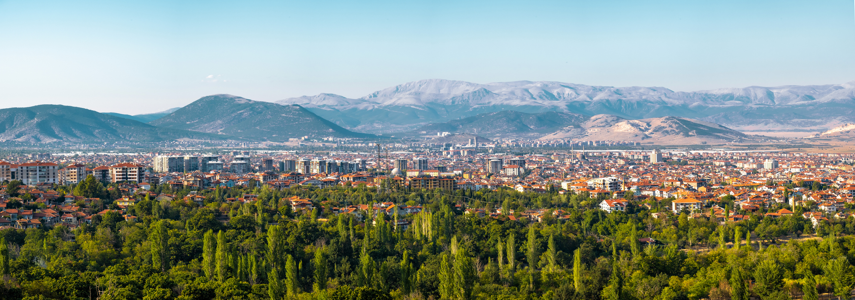 Isparta'da iş makinası yüklü tır üst geçide çarptı