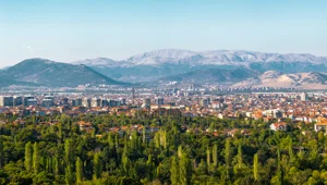 Isparta'da iş makinası yüklü tır üst geçide çarptı Isparta'da iş makinası yüklü tır üst geçide çarptı