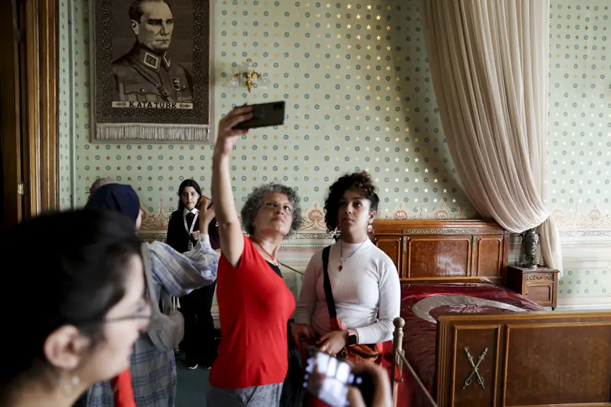 Dolmabahçe Sarayı'na Cumhuriyet'in 100. yılında ziyaretçi akını 11 Dolmabahçe Sarayı'na Cumhuriyet'in 100. yılında ziyaretçi akını 11