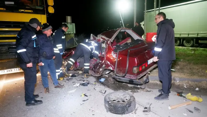 TIR’la çarpışan otomobil hurda yığınına döndü:Sürücü yaşamını yitirdi 2