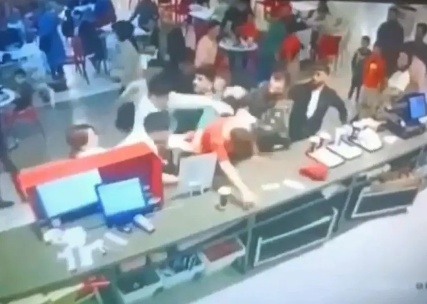 AVM’de hamburger kavgası: Garsonu dövdüler 1