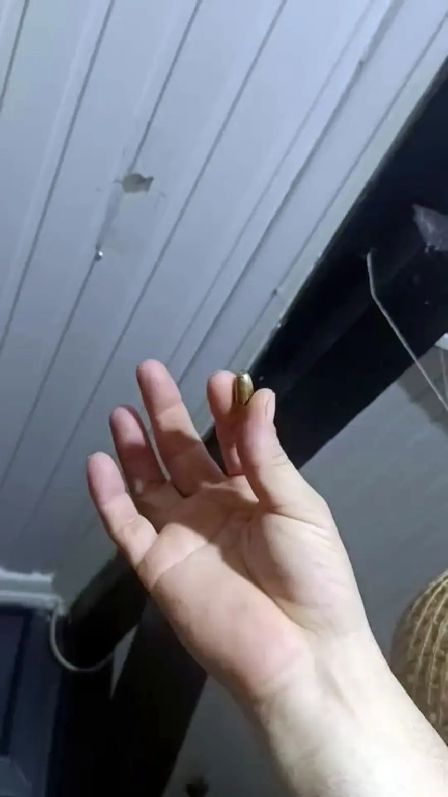 Çatıyı delen yorgun mermi evin balkonuna düştü 2