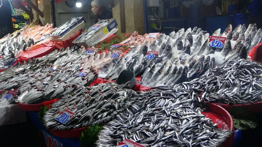 Balık tezgahları yoğun ilgi görüyor: Kilosu 200, 250, 350 lira arasında değişiyor 4