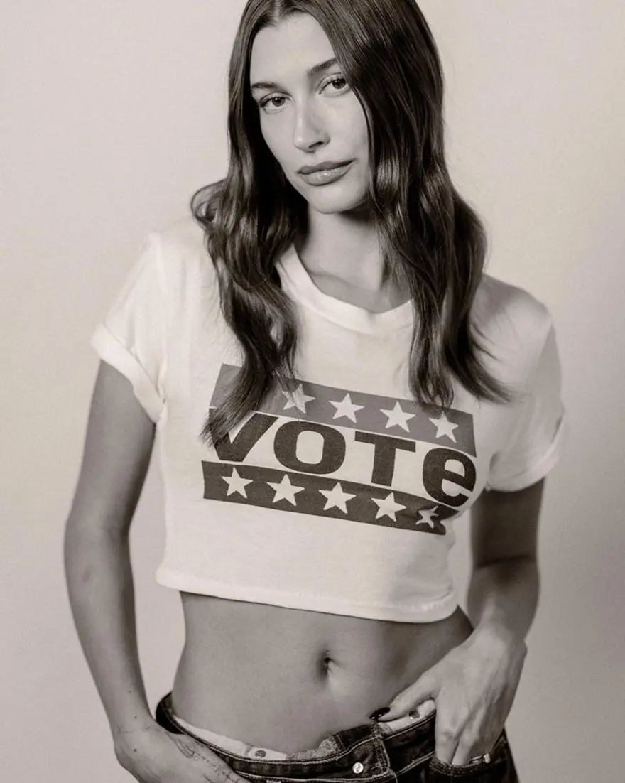 Hailey Bieber kot markası için kamera karşısında 