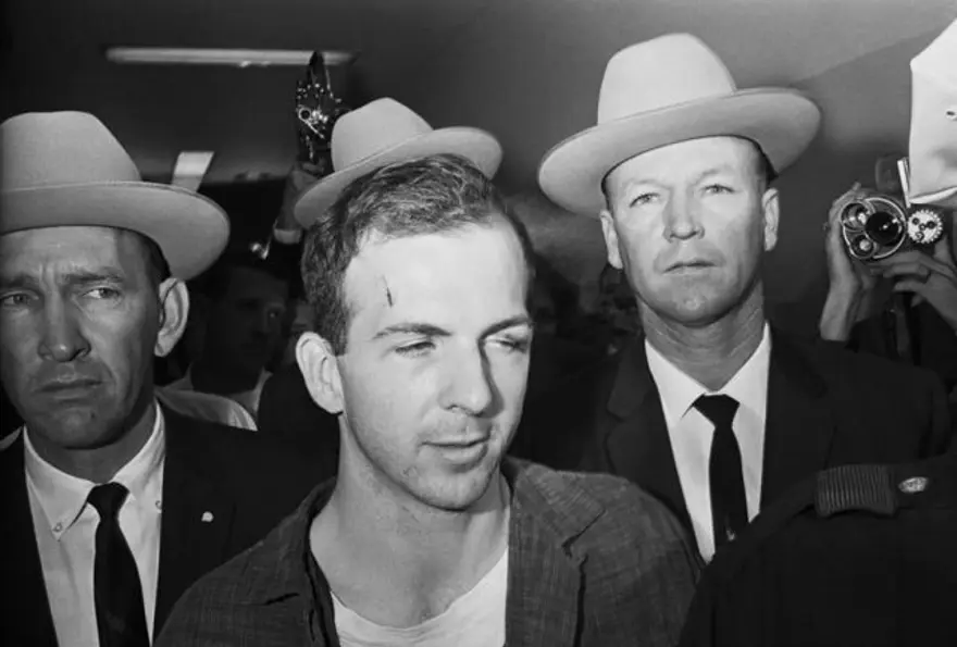Lee Harvey Oswald gözaltında 6