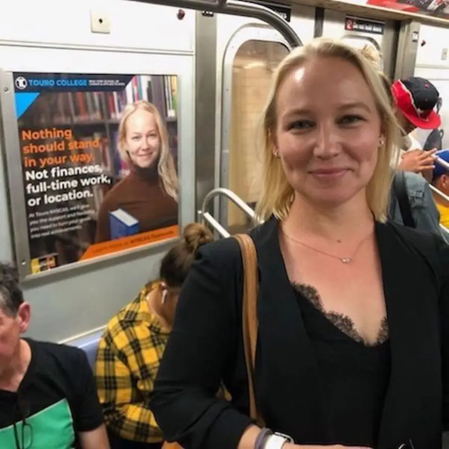 Reklam panosunda ikizinizle karşılaşsanız ne yapardınız? (Metroda fenomen oldular) 2