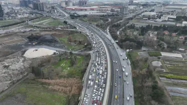 Otomobil yangını araç kuyruğuna neden oldu