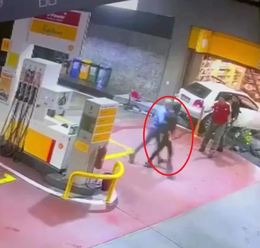 Akaryakıt istasyonunda dehşet anları: Ezmeye çalıştı,bıçakla kovaladı, motosikletli kaskını çıkarınca kurtuldu! 4