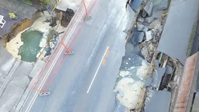 20 metre genişliğinde obruk oluştu: Evin bahçesini yuttu