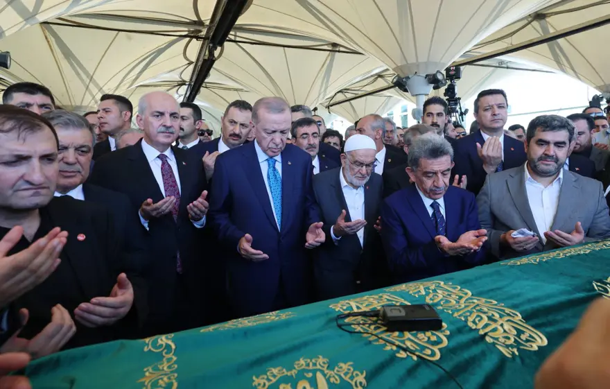 Saadet Partisi Kurucu Genel Başkanı Recai Kutan'a veda Saadet Partisi Kurucu Genel Başkanı Recai Kutan'a veda