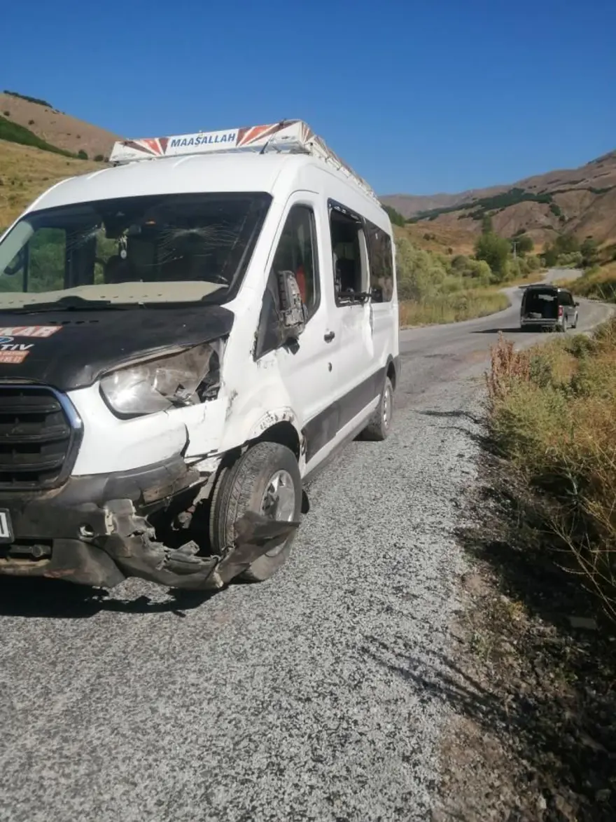 Bingöl’de minibüs devrildi: 12 yaralı 1 Bingöl’de minibüs devrildi: 12 yaralı 1