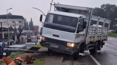 Kamyon çarptı: Sinyalizasyon direğinin altında kalan yaya yaralandı