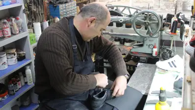 Babadan kalma dükkanda 40 yıldan fazla süredir çalışıyor: Bu mesleğe talep yok, çırak bulmakta zorlanıyorum