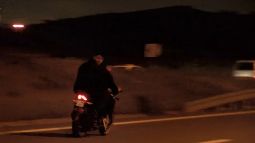 Motosikletlilere polis baskını: 5 motosiklet bağlandı, 2sürücü kaçtı 3 Motosikletlilere polis baskını: 5 motosiklet bağlandı, 2sürücü kaçtı 3